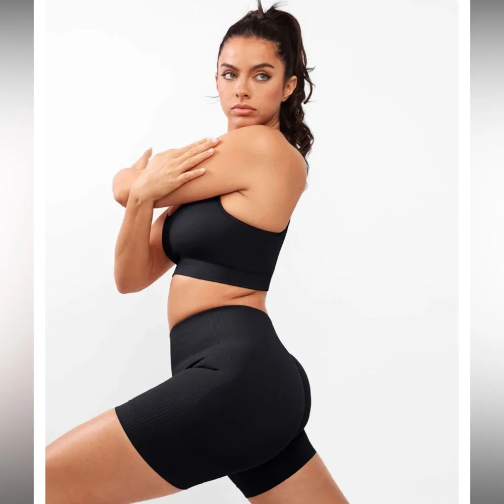 Cosmolle AirWear sports bra and bike shorts set